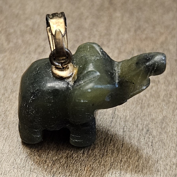 Vintage Carved Green Jade Elephant Stone Pendant Charm - Picture 2 of 3